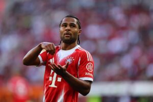 El jugador del Bayern Serge Gnabry celebra el 0-1 durante el partido de la Bundesliga que han jugado FC Augsburg y Bayern Múnich en Augsburg, Alemania. EFE/EPA/ANNA SZILAGYI