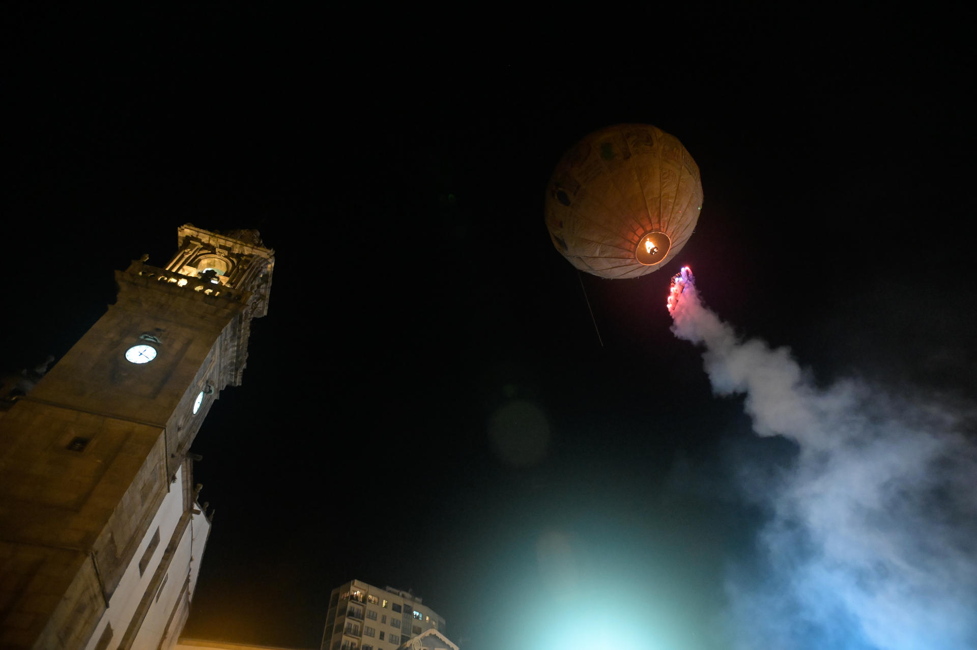 El globo de papel más grande del mundo, en Betanzos (A Coruña), ha vuelto a despegar este San Roque para cumplir 150 años con un currículum intachable y una ácida crítica a los expedientes falsificados de algunos políticos. La tradición establece que en el aerostato van diseños sobre cuestiones actuales y, en esta ocasión, las críticas a los currículums falsificados de algunos políticos han sido protagonistas. EFE/Moncho Fuentes

