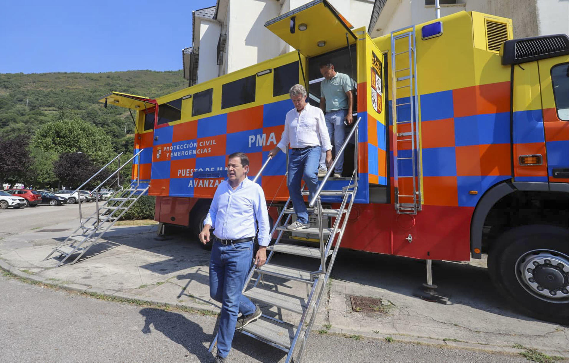 Imagen del líder del PP, Alberto Núñez Feijóo (c), y el presidente de la Junta de Castilla y León, Alfonso Fernández Mañueco (i), visitando el puesto de mando avanzado de Palacios del Sil, en León, este viernes. EFE/Ana F. Barredo