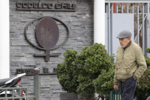 Un hombre pasa frente a las oficinas centrales de la división de la mina El Teniente este sábado, en Rancagua (Chile). EFE/ Elvis González