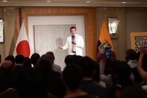El presidente de Ecuador, Daniel Noboa destacó este miércoles desde Tokio la integración de la comunidad ecuatoriana residente en Japón y sus contribuciones al desarrollo nacional con su trabajo en la distancia, durante un encuentro con ellos en la segunda jornada de su gira en el país asiático. EFE/  Presidencia de Ecuador // SOLO USO EDITORIAL/SOLO DISPONIBLE PARA ILUSTRAR LA NOTICIA QUE ACOMPAÑA (CRÉDITO OBLIGATORIO)