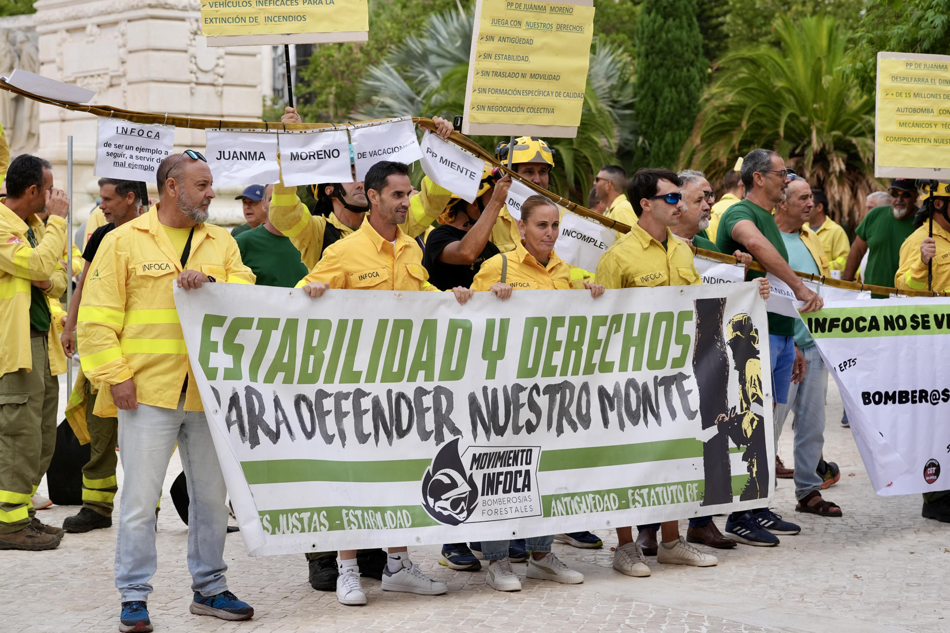 Bomberos forestales se han manifestado para reclamar mejoras laborales este miércoles en Cádiz. EFE/Román Ríos.
