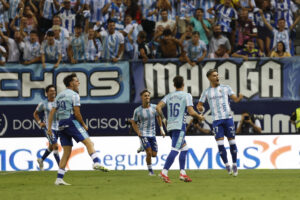 El delantero del Málaga Chupe (d) celebra tras marcar su gol durante el partido del Torneo Costa del Sol que Málaga CF y Real Betis disputan hoy sábado en el estadio de La Rosaleda. EFE/Jorge Zapata