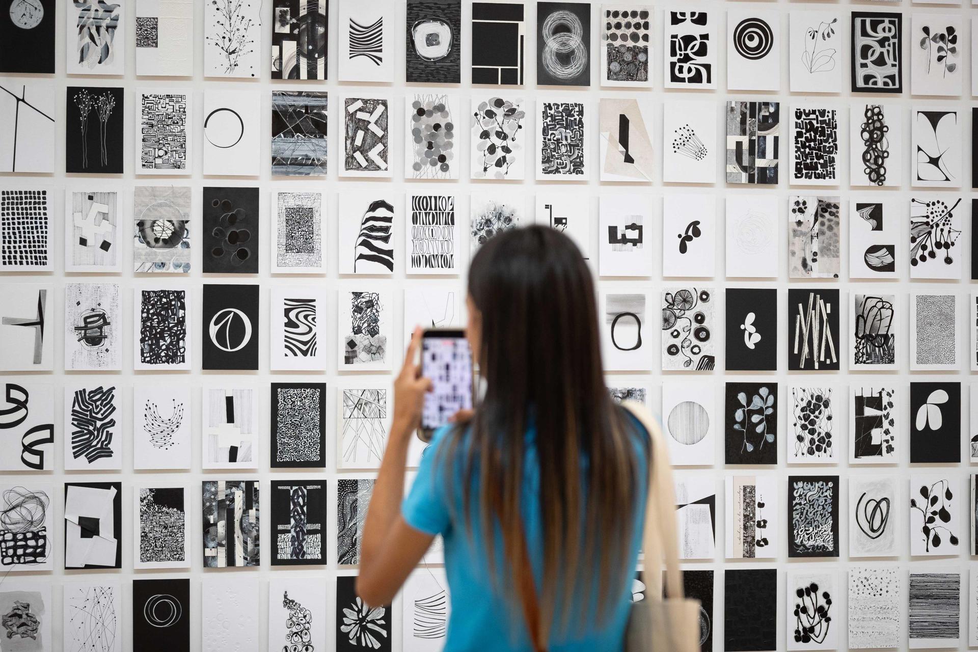 Fotografía del 30 de julio del 2025 de una mujer tomando una fotografía en la exposición 'Creadoras' en la Galería de Arte Nacional, en Caracas (Venezuela). EFE/ Ronald Peña R
