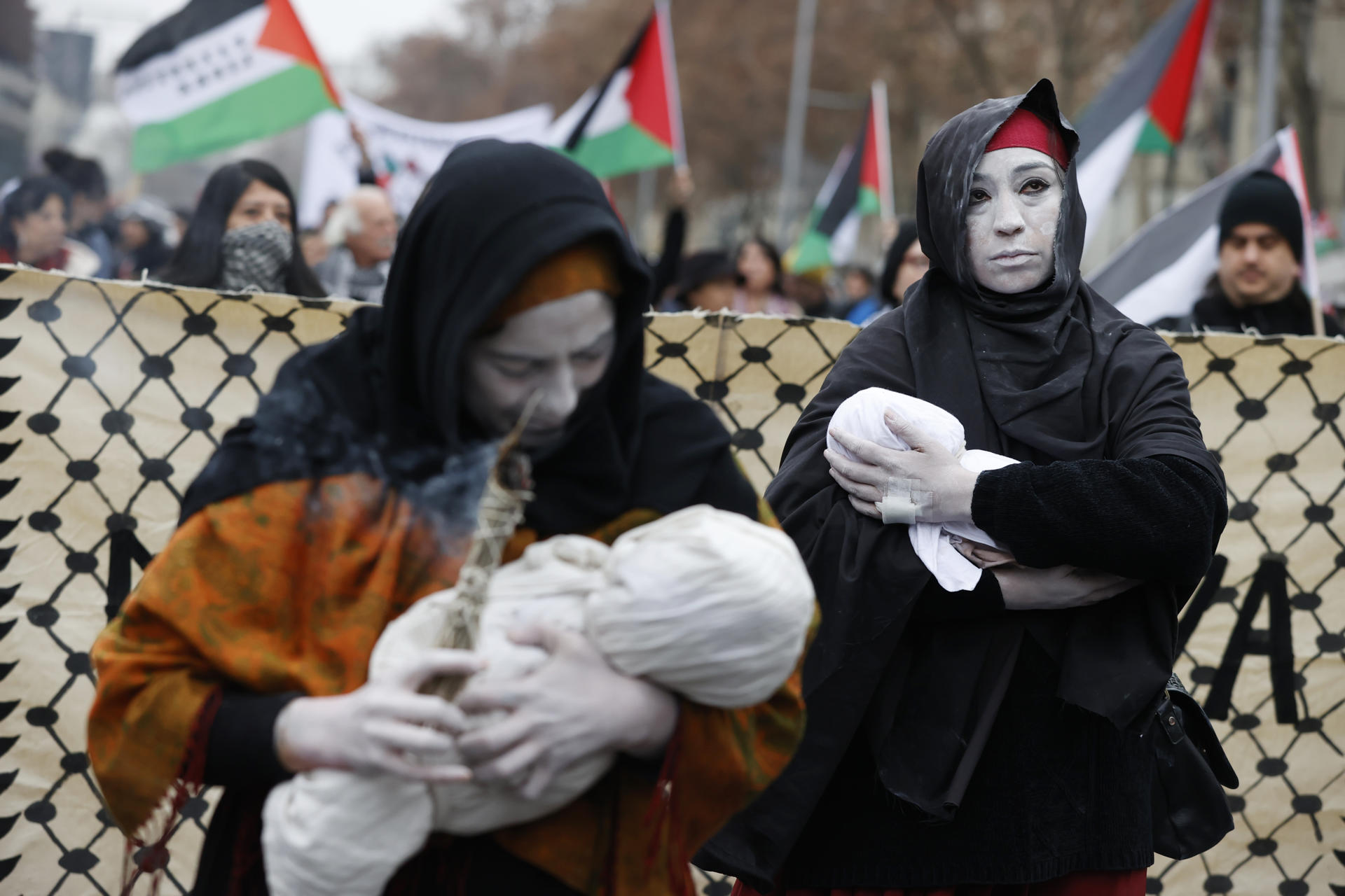 Personas participan en una manifestación en apoyo a Palestina este sábado, en Santiago (Chile). EFE/ Elvis González