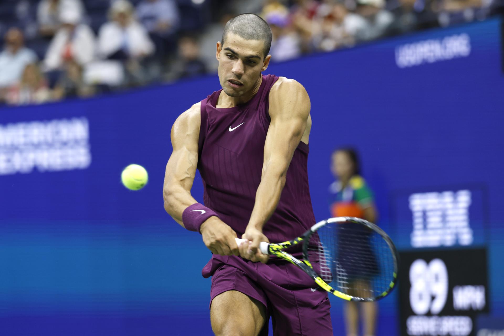 Carlos Alcaraz, en acción contra el estadounidense Reilly Opelka, en la primera ronda del Abierto de Estados Unidos. EFE/EPA/JOHN G. MABANGLO