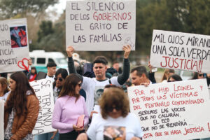 Fotografía del 31 de julio de 2025 de un grupo de familiares de victimas mortales por el uso de fentanilo contaminado, participando en una manifestación frente al Hospital Italiano de La Plata, en La Plata (Argentina). EFE/ Juan Ignacio Roncoroni