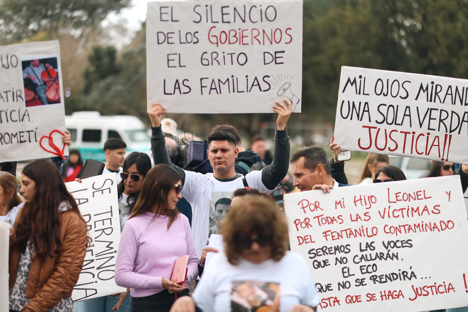 Fotografía del 31 de julio de 2025 de un grupo de familiares de victimas mortales por el uso de fentanilo contaminado, participando en una manifestación frente al Hospital Italiano de La Plata, en La Plata (Argentina). EFE/ Juan Ignacio Roncoroni