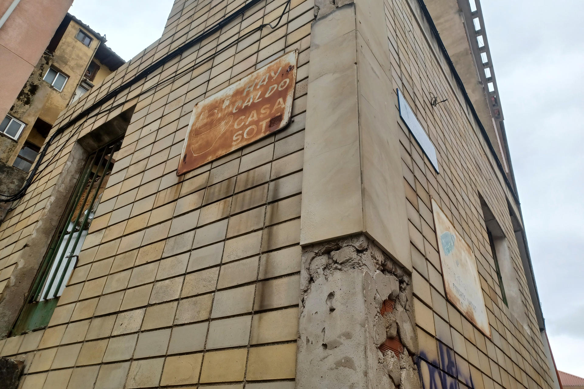 La evolución de las ciudades ha afectado a los comercios de barrio que han ido desapareciendo con el paso de los años y los cambios sociales, dejando tras de sí su huella en forma de patrimonio gráfico popular: el de los rótulos y letreros de las tiendas y locales que dieron vida a esas calles. EFE/ Pilar Palazuelos SOLO USO EDITORIAL/SOLO DISPONIBLE PARA ILUSTRAR LA NOTICIA QUE ACOMPAÑA (CRÉDITO OBLIGATORIO)