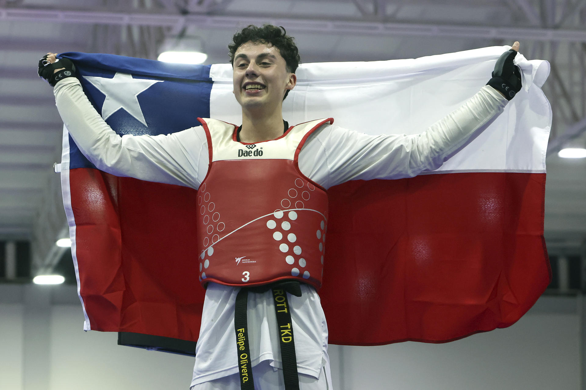 Cristian Olivero, de Chile, celebra al ganar medalla de oro en la categoría de taekwondo kyorugui 68 kg masculino, en los II Juegos Panamericanos Junior ASU 2025. EFE/Rodrigo Sepulveda
