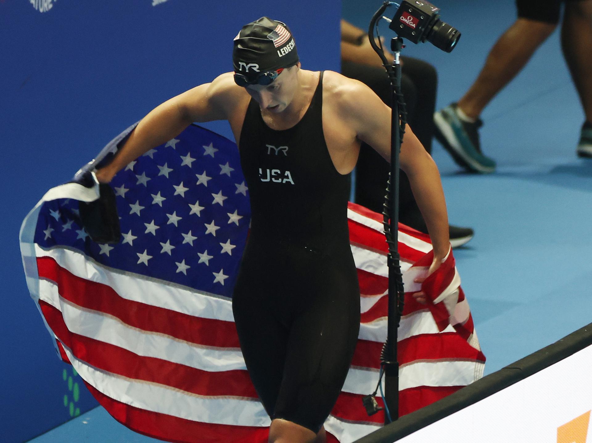 Katie Ledecky, de Estados Unidos, celebra tras ganar la final de los 800 metros libres femeninos en el Campeonato Mundial de Natación de Singapur 2025, celebrado en Singapur el 2 de agosto de 2025. (800 metros, Singapur). EFE/EPA/FAZRY ISMAIL
