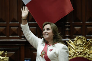Fotografía del 28 de julio de 2025 de la presidenta de Perú, Dina Boluarte, al finalizar su último informe, en el Congreso en Lima (Perú). EFE/ John Reyes