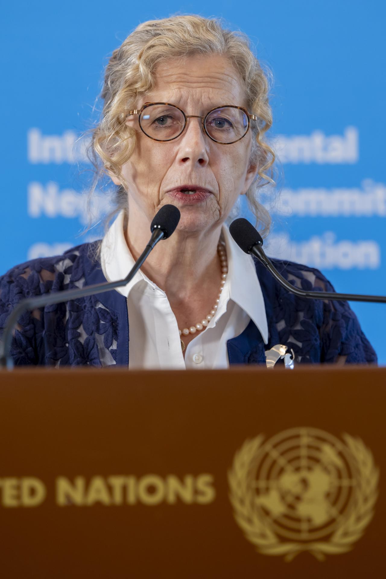 La directora ejecutiva del Programa de las Naciones Unidas para el Medio Ambiente (PNUMA) Inger Andersen informa a los medios de comunicación durante una conferencia de prensa, tras la conclusión de la Segunda Parte de la Quinta Sesión del Comité Intergubernamental de Negociación sobre la Contaminación por Plásticos (INC-5.2), en la sede europea de las Naciones Unidas en Ginebra, Suiza, 15 de agosto de 2025. 
EFE/EPA/MARTIAL TREZZINI
