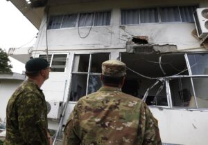 Fotografía de archivo donde los agregados de Defensa de Canadá (i) y Estados Unidos (d) en Tailandia revisan los daños provocados en un edificio por el conflicto entre los Ejércitos tailandés y camboyano en la frontera que separa ambos países.
EFE/EPA/NARONG SANGNAK