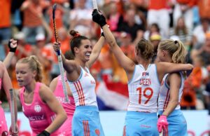 La jugadora de Países Bajos Luna Fokke (d) celebra el 2-0 durante la final del EuroHockey que han jugado Países Bajos y Alemania en Moenchengladbach, Alemania. EFE/EPA/RONALD WITTEK