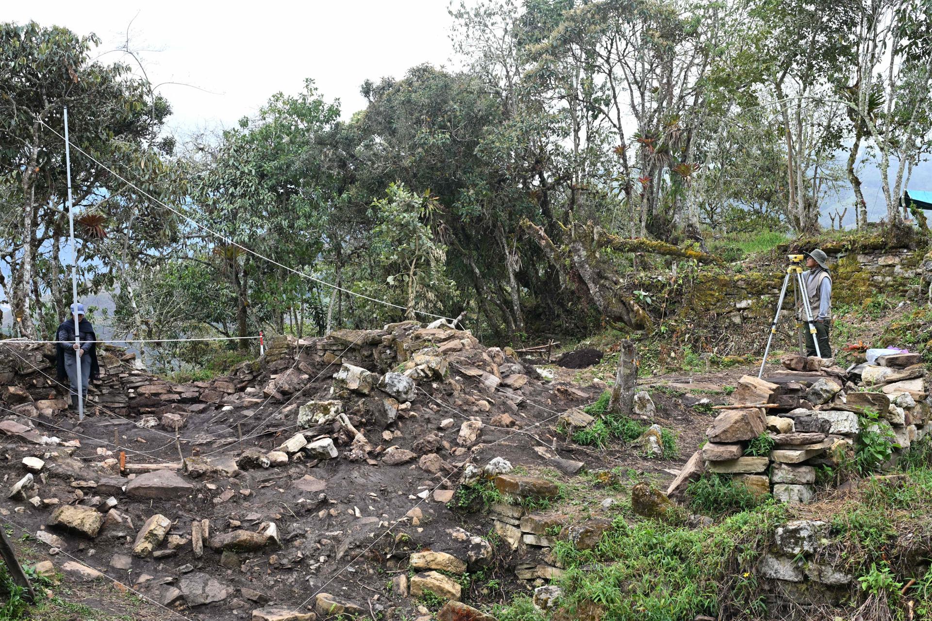 Fotografía cedida por la Universidad Nacional Toribio Rodríguez de Mendoza (Untrm) dónde se ven arqueólogos inspeccionando un zona en el sitio arqueológico de Ollape (Perú). EFE/ Untrm
