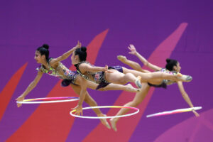 Gimnastas del equipo de Estados Unidos compiten en la categoría gimnasia rítmica cinco aros, en los II Juegos Panamericanos Junior en Asunción (Paraguay). EFE/Juan Pablo Pino