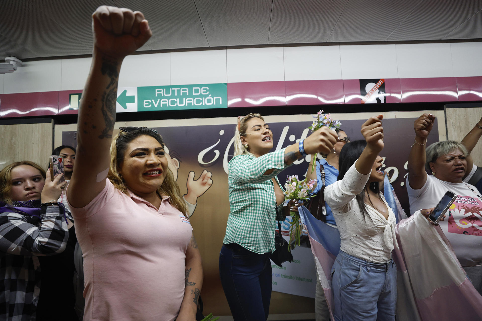 Decenas de personas trans protestaron y ocuparon pacíficamente el interior del metro de la Ciudad de México, este sábado, 23 de agosto, como respuesta a la denuncia de discrminación y transfobia de la que fue víctima una integrante del colectivo el pasado 12 de agosto. EFE/Sáshenka Gutiérrez