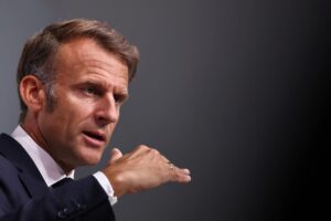 El presidente francés Emmanuel Macron gesticula durante una conferencia de prensa conjunta con el canciller alemán Friedrich Merz (no visto) como parte de una reunión del gabinete franco-alemán y una reunión del Consejo Franco-Alemán de Defensa y Seguridad (CFADS) en Toulon, Francia, 29 de agosto de 2025. (Francia, Alemania) EFE/EPA/MANON CRUZ / POOL MAXPPP OUT