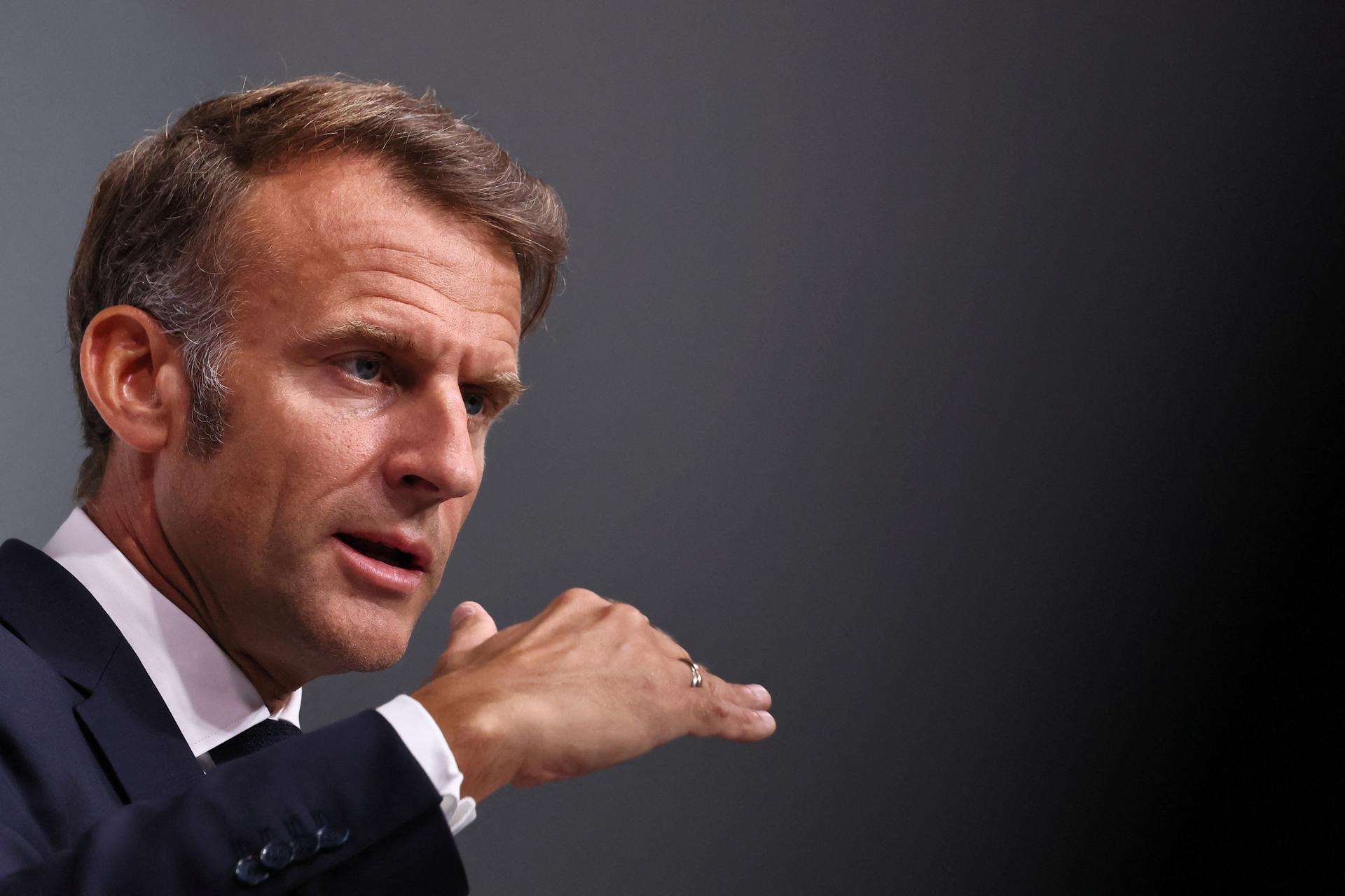 El presidente francés Emmanuel Macron gesticula durante una conferencia de prensa conjunta con el canciller alemán Friedrich Merz (no visto) como parte de una reunión del gabinete franco-alemán y una reunión del Consejo Franco-Alemán de Defensa y Seguridad (CFADS) en Toulon, Francia, 29 de agosto de 2025. (Francia, Alemania) EFE/EPA/MANON CRUZ / POOL MAXPPP OUT