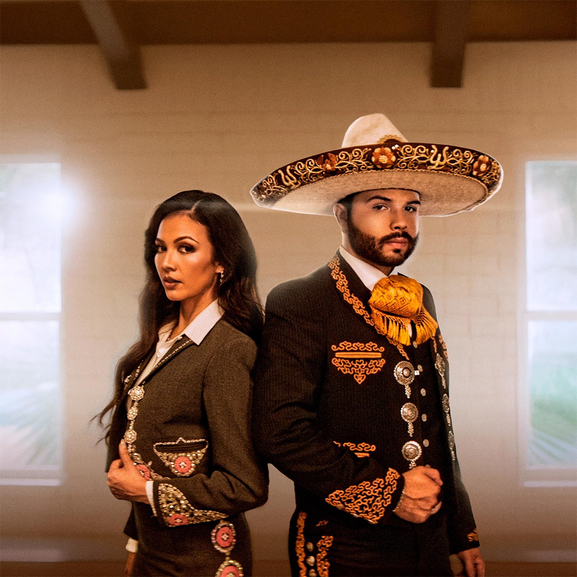 Fotografía promocional de los cantantes Lupita Infante (i) y Leonardo Aguilar en su dueto 'Amémonos de nuevo'. EFE/ Adrián Sánchez