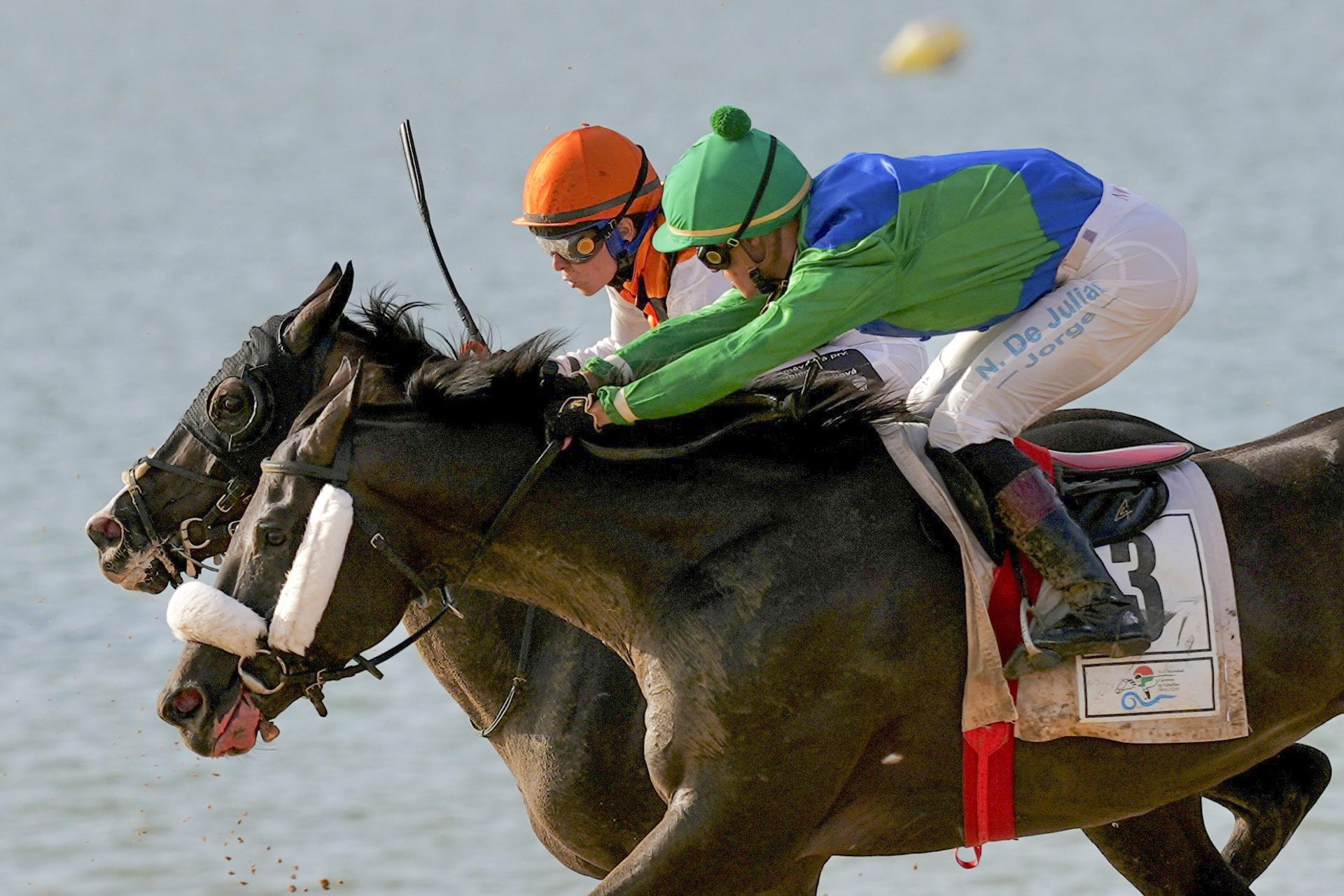 Un momento de la tradicional carrera de caballos disputada este martes en Sanlúcar de Barrameda (Cádiz). EFE/Román Ríos.