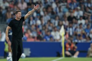 Simeone da instrucciones durante el partido ante el Oporto. EFE/EPA/MANUEL FERNANDO ARAUJO