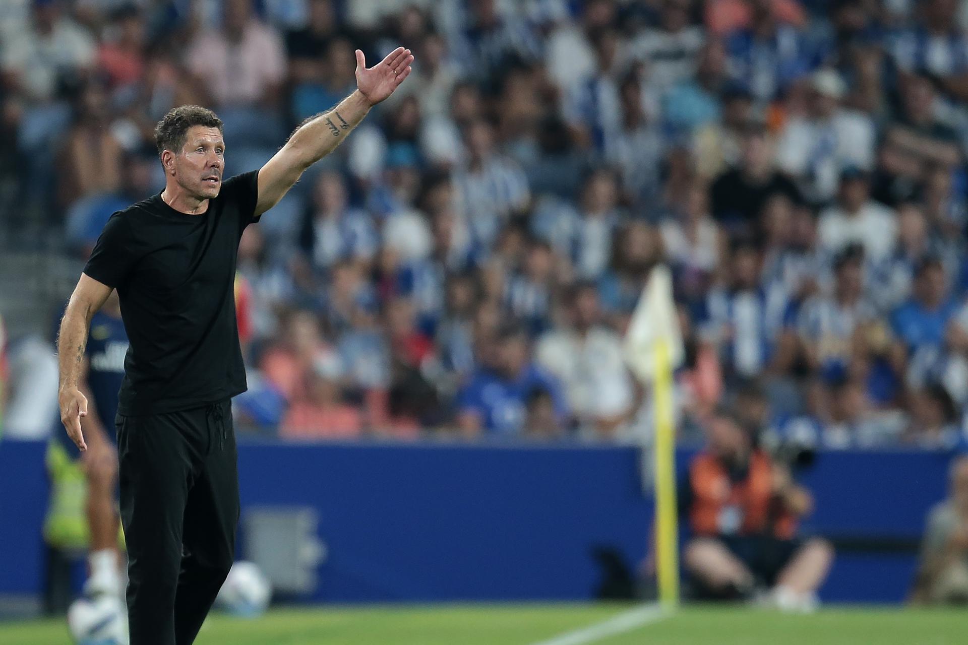 Simeone da instrucciones durante el partido ante el Oporto. EFE/EPA/MANUEL FERNANDO ARAUJO