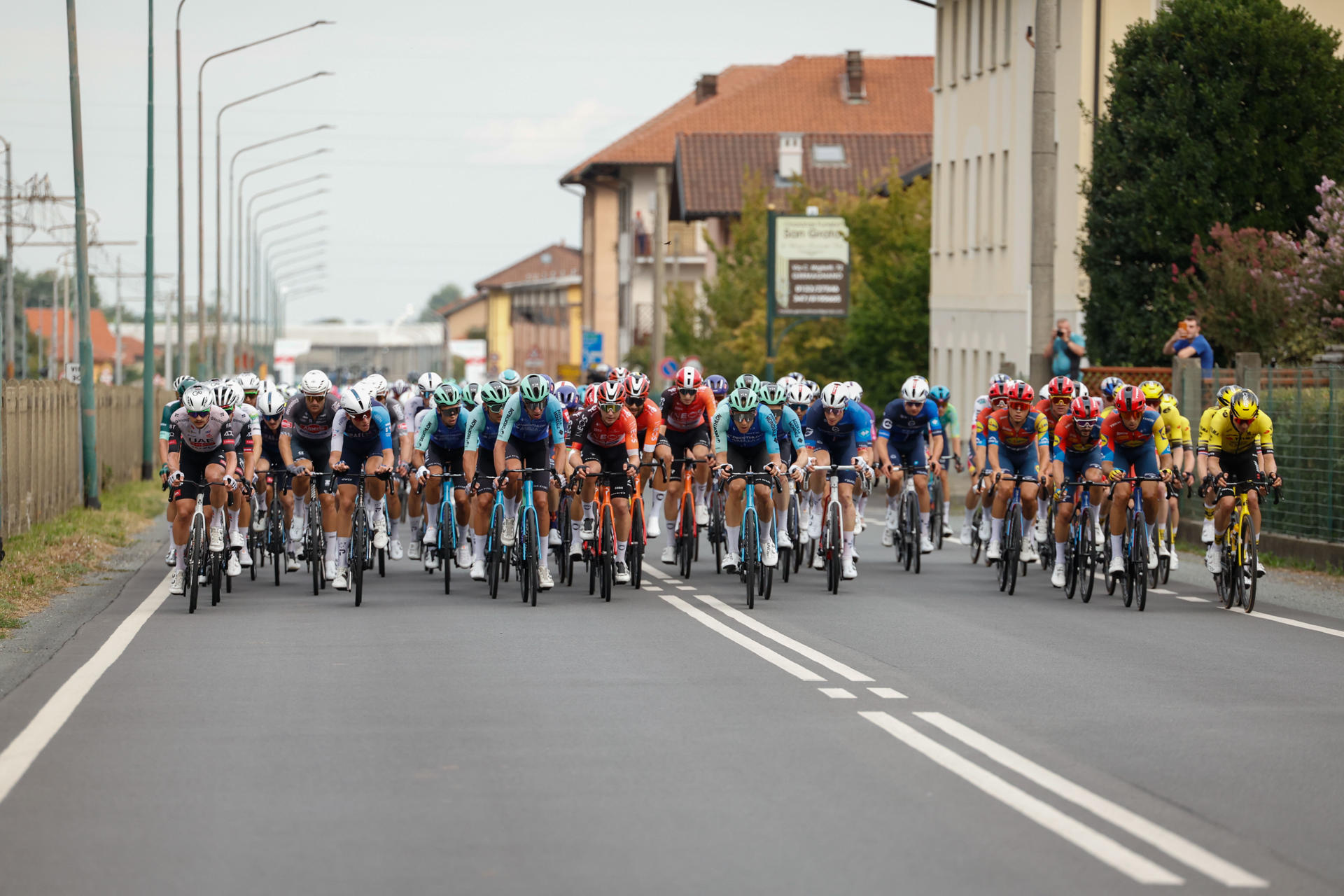 El pelotón durante la tercera etapa de La Vuelta Ciclista a España, disputada este lunes entre San Maurizio Canavese y Ceres, con 134 kilómetros de recorrido. EFE/ Javier Lizón
