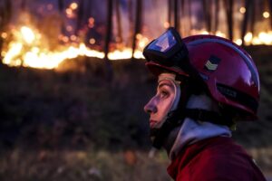 -Una bombero reacciona durante un incendio forestal este martes, en Pampilhosa da Serra (Portugal). EFE/EPA/PAULO NOVAIS/Archivo