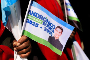 Una persona sostiene una bandera del candidato a la Presidencia de Bolivia por el partido Alianza Popular, Andrónico Rodríguez, este miércoles en El Alto (Bolivia). EFE/ Gabriel Márquez