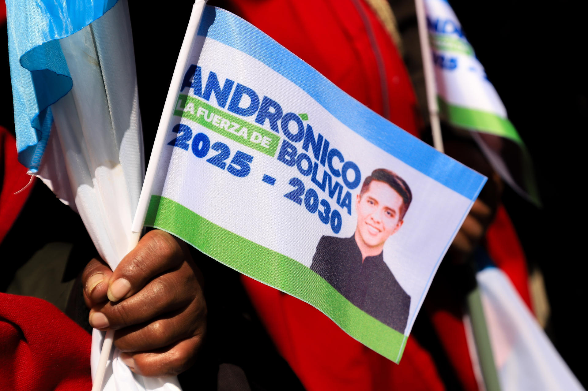 Una persona sostiene una bandera del candidato a la Presidencia de Bolivia por el partido Alianza Popular, Andrónico Rodríguez, este miércoles en El Alto (Bolivia). EFE/ Gabriel Márquez