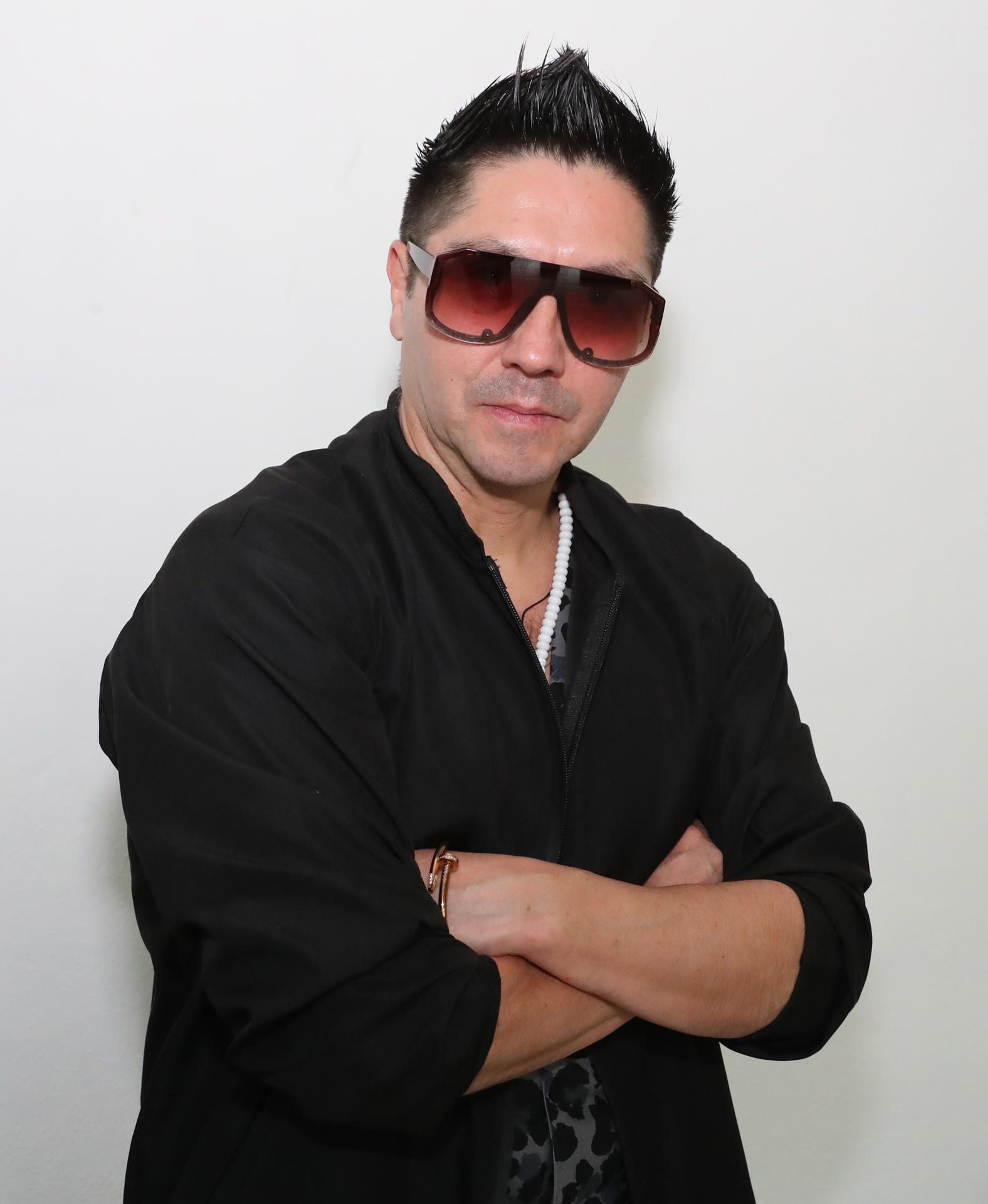 Fotografía del 16 de agosto de 2025 que muestra a el director mexicano Marco Vieyra posando durante una entrevista a EFE, en Ciudad de México (México). EFE/ Mario Guzmán