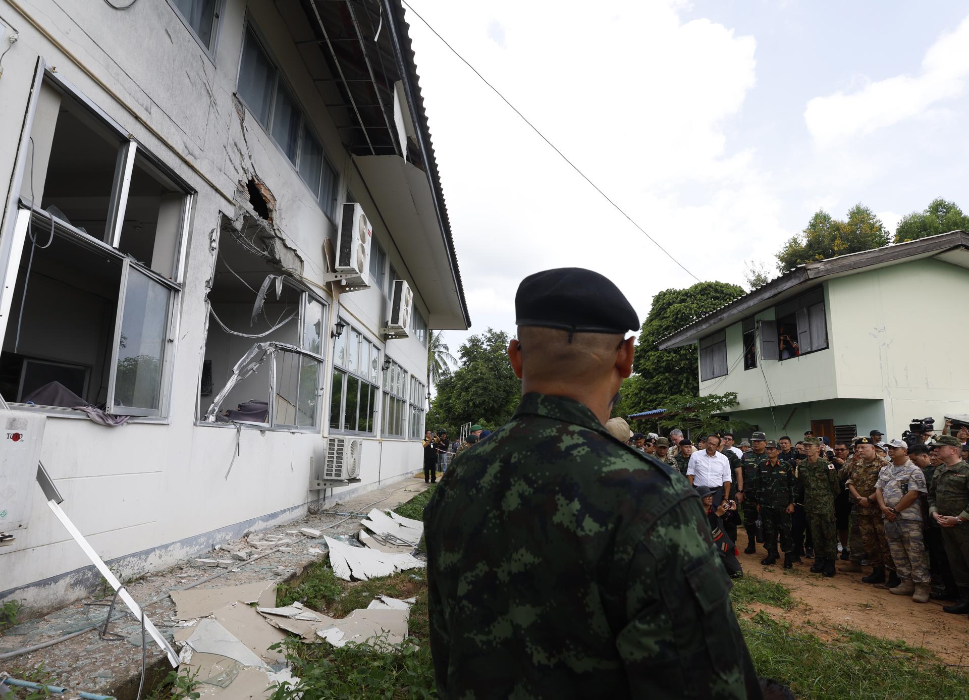 Kantharalak (Thailand), 01/08/2025.- Military attaches from various countries visit affected areas along the Thailand-Cambodia border following recent clashes, at the Subdistrict Health Promoting Hospital in Kantharalak District, Sisaket Province, Thailand, 01 August 2025. The Royal Thai Army invited military attaches from over 20 foreign countries, along with international media, to inspect border areas allegedly targeted by Cambodian attacks on civilian infrastructure, including schools, hospitals, and shelters. The visit aims to provide firsthand evidence of the situation to the international community amid ongoing tensions. (Camboya, Tailandia) EFE/EPA/NARONG SANGNAK