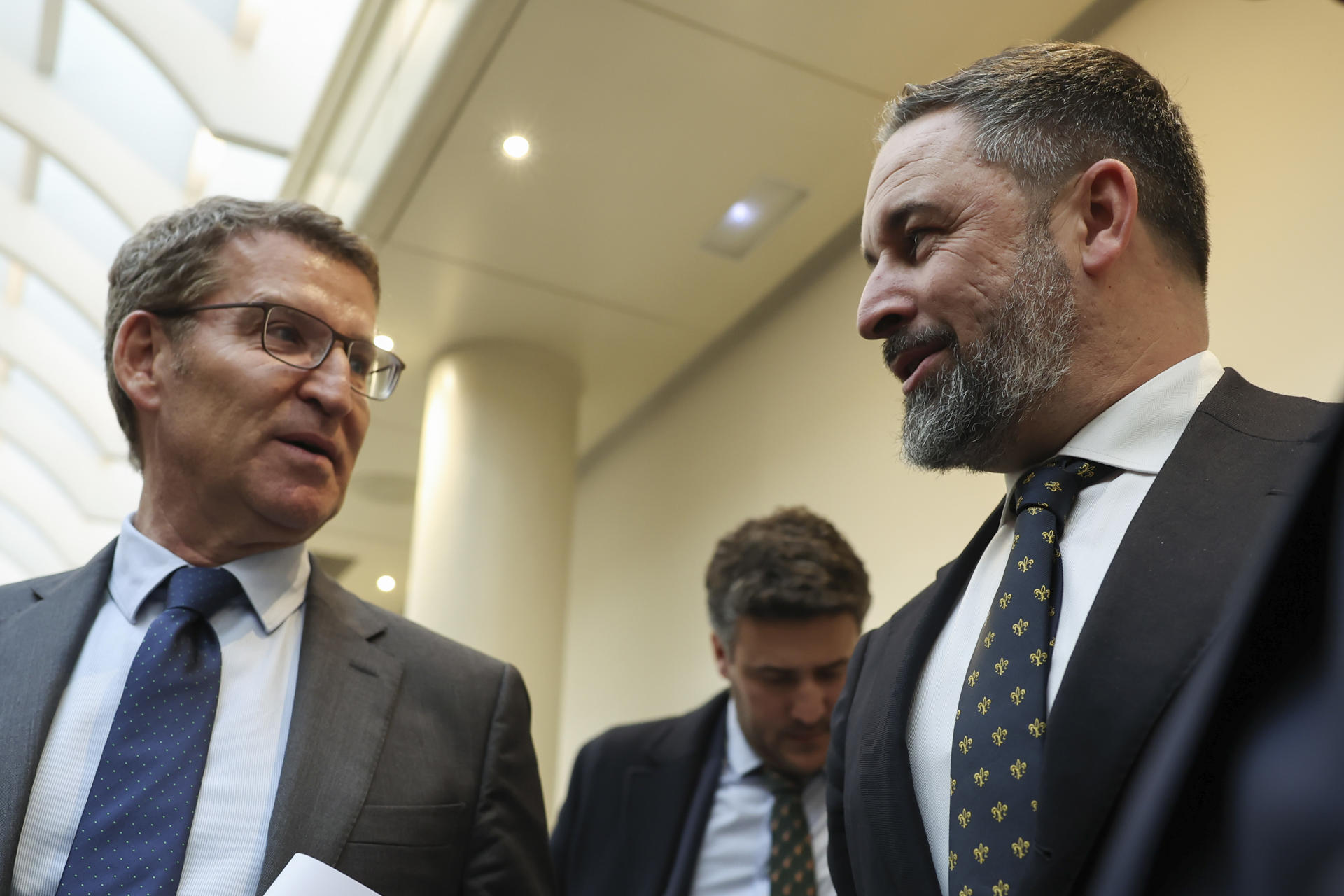 El líder del PP, Alberto Núñez Feijóo (i), y el de Vox, Santiago Abascal (d), en una imagen de archivo.EFE/ Kiko Huesca