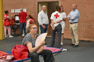 Vecinos de las localidades palentinas de Mantinos, Fresno del Rio y Villalba de Guardo, que fueron desalojados el domingo por el avance del fuego de Canalejas, desde la provincia de León, y han pasado la noche en el polideportivo de Saldaña. EFE/ Almudena Álvarez
