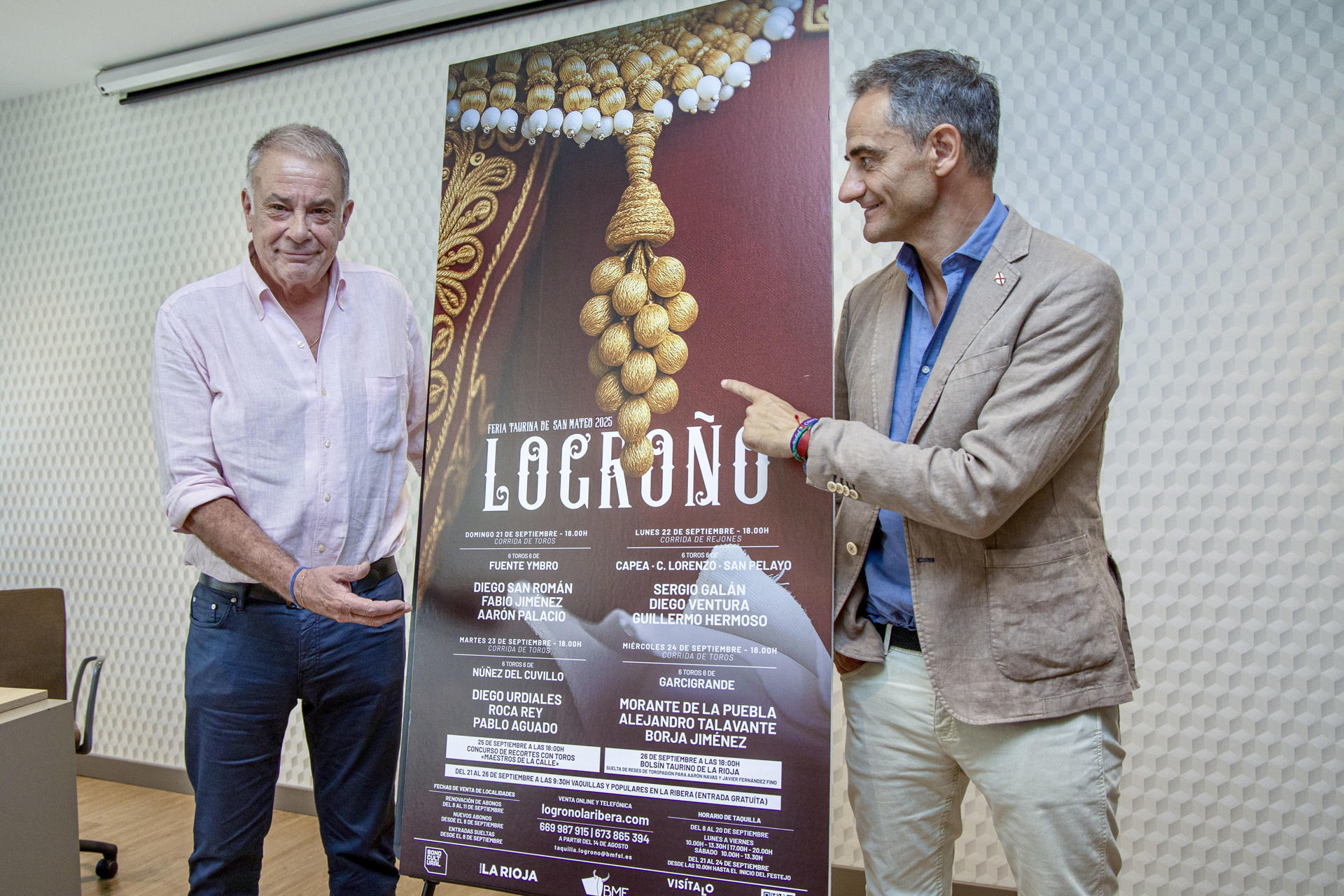 El empresario de la plaza de toros La Ribera de Logroño, Óscar Martínez (i), y el concejal de Promoción de la Ciudad, Miguel Sainz (d), presentan el cartel de la Feria Taurina de San Mateo 2025 este jueves en Logroño. La feria taurina de San Mateo en Logroño, que se celebrará entre el 21 y el 24 de septiembre ha programado unos carteles que combinan a jóvenes valores del toreo, como el mexicano Diego San Román, con algunas de las principales figuras del toreo, como Morante de la Puebla, Andrés Roca Rey, Alejandro Talavante o el riojano Diego Urdiales. EFE/ Raquel Manzanares
