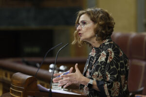 La vicepresidenta primera y ministra de Hacienda, María Jesús Montero, interviene en un Pleno del Congreso de los Diputados. EFE/Chema Moya