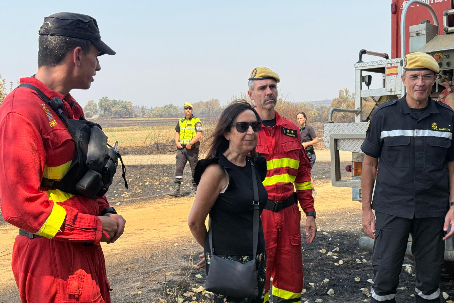 La ministra de Defensa, Margarita Robles, recorre este sábado algunos de los puntos afectados por los incendios forestales en Ayóo de Vidriales (Zamora). "Son ustedes un orgullo", ha asegurado Robles ante los militares que consiguieron evitar la entrada del fuego de Molezuelas de la Carballeda en la localidad zamorana, en una visita en la que ha estado acompañada por el general jefe de la UME, ha informado la Subdelegación del Gobierno de Zamora. EFE/ Subdelegación Del Gobierno SOLO USO EDITORIAL SOLO DISPONIBLE PARA ILUSTRAR LA NOTICIA QUE ACOMPAÑA (CRÉDITO OBLIGATORIO)
