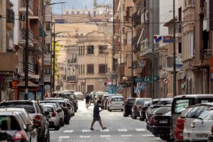 Un hombre cruza por un paso de peatones en la calle Cánovas del Castillo de Jumilla (Murcia), en una imagen de archivo. EFE/ Marcial Guillén