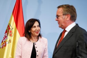La ministra de Defensa de España, Margarita Robles (L), y el ministro de Defensa de Alemania, Boris Pistorius, conversan después de una conferencia de prensa en el Ministerio de Defensa en Berlín, Alemania, 28 de agosto de 2025. (Alemania, España) EFE/EPA/CLEMENS BILAN
