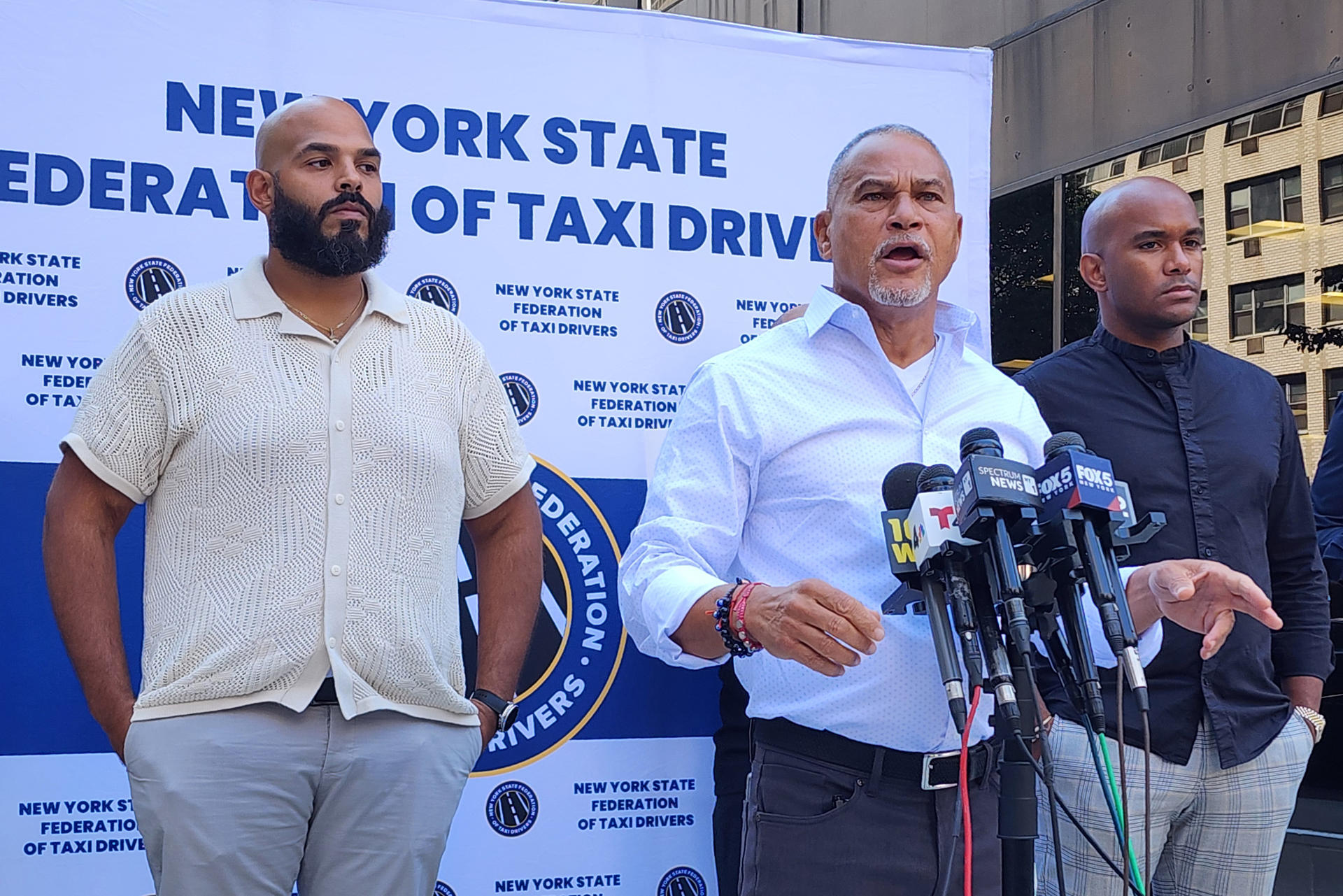 El presidente de la Federación de Taxistas del estado de Nueva York, Fernando Mateo, habla durante una rueda de prensa en contra del uso de taxis sin chóferes este lunes, en Nueva York (Estados Unidos). EFE/ Ruth Hernandez