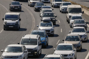 Imagen de coches circulando en el primer día del puente del 15 de agosto, en una imagen de archivo. EFE/José Manuel Vidal