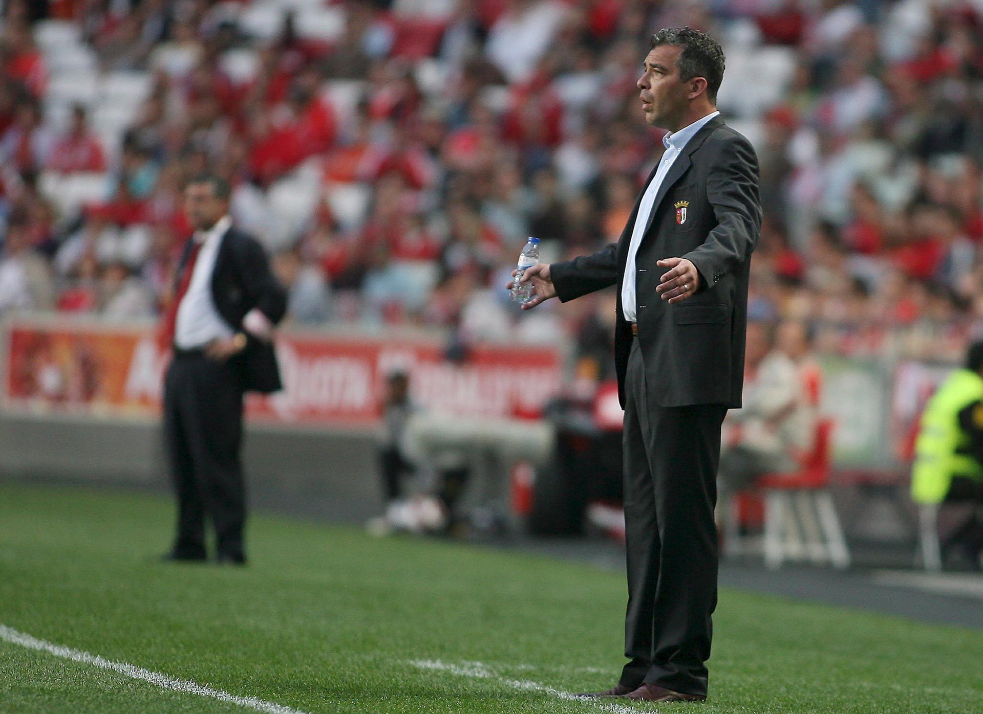 Fotografía de Andre Kosters, en la que puede verse en una imagen de archivo del 16 de abril de 2007 al exfutbolista portugués Jorge Costa (d), entonces como entrenador del Sporting de Braga. EFE