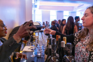 Fotografía de archivo de una mujer participando en un encuentro de vinos en Nueva York (Estados Unidos). EFE/ Ángel Colmenares ARCHIVO
