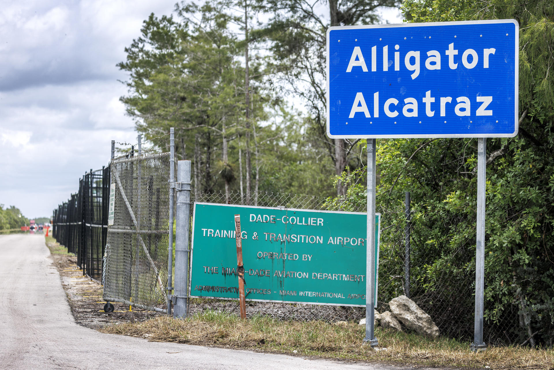 Fotografía de archivo del 14 de julio de 2025 donde se muestra la calle de entrada del centro de detención de inmigrantes 'Alligator Alcatraz' en Ochopee, Florida (EE.UU.). EFE/Cristobal Herrera-Ulashkevich ARCHIVO