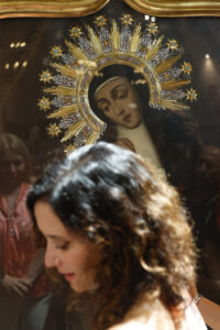 La presidenta de la Comunidad de Madrid, Isabel Díaz Ayuso, asiste a la bajada del cuadro de la virgen de la Paloma tras la Misa solemne en el marco de las fiestas de la Virgen de la Paloma este viernes, en Madrid. EFE/J.P.Gandul