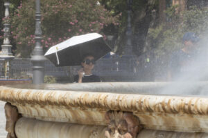 SEVILLA, 10/08/2025.- Las fuentes y sombrillas son recursos para aliviar la sensación del octavo día de la ola de calor que sigue siendo sofocante, con temperaturas máximas que en algunos puntos sobrepasan los 40 grados, este domingo. EFE/David Arjona.