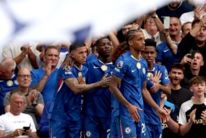 El jugador del Chelsea Enzo Fernandez (c) celebra con sus compañeros el 2-0 durante el partido de la Premier League que han jugado Chelsea FC y FC Fulham, en Londres, Reino Unido. EFE/EPA/DAVID CLIFF