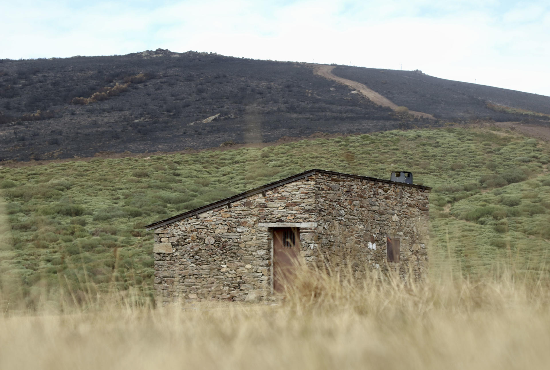 El incendio forestal de Porto (Zamora) baja a nivel 1 de gravedad potencial ante una evolución favorable. EFE/Mariam A. Montesinos
